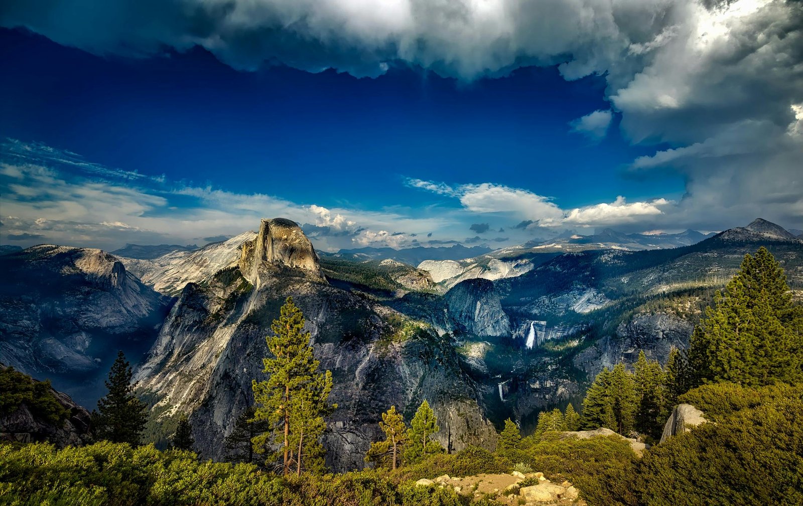 Breathtaking landscape of Half Dome and surrounding nature in Yosemite.
